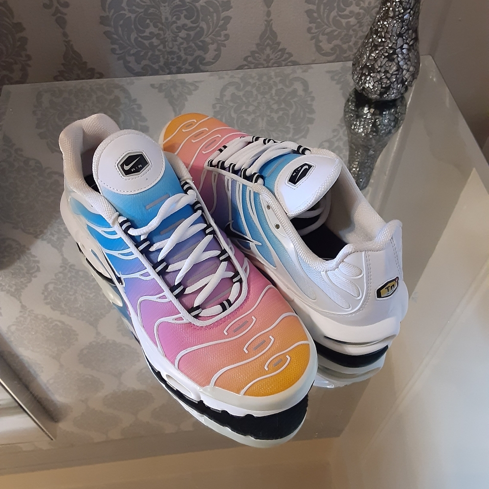 Woman's Nike Air TN Sneakers, Size 9